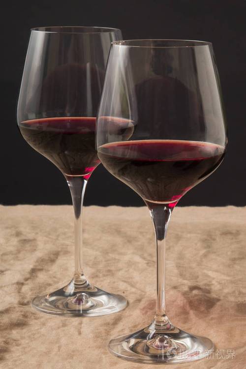 两杯红葡萄酒
