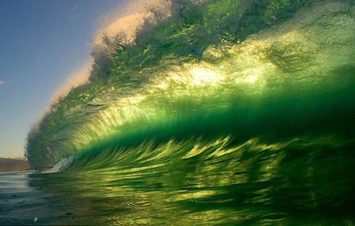 海浪拍击夏威夷海滩瞬间形成的绝美画面(组图)