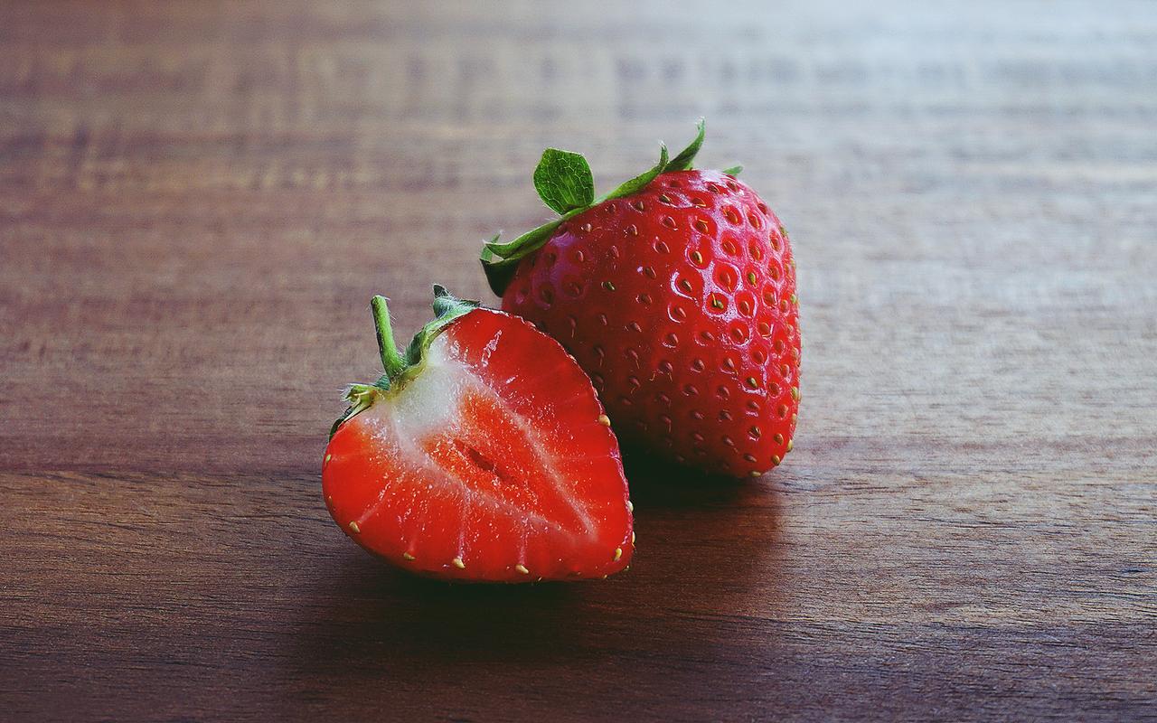 草莓唯美高清宽屏桌面壁纸图片