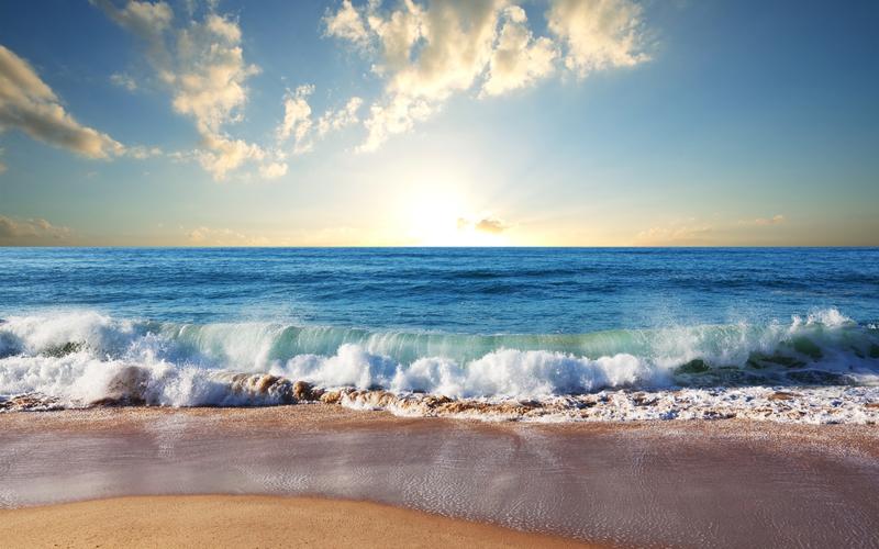 沙滩,沙滩,蔚蓝的大海,海浪,云彩,阳光 壁纸