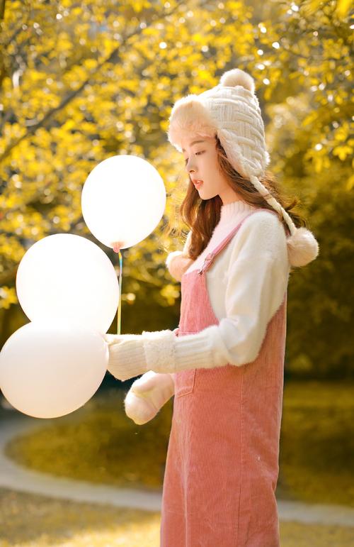阳光女孩拿着气球的唯美图片
