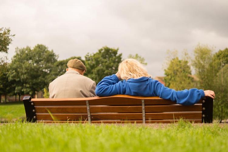 人物长椅上的老年夫妇背景图片