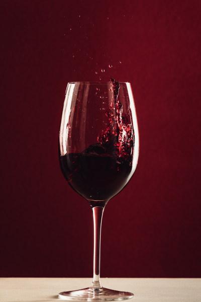美素精选图库 飞溅的葡萄酒在酒杯