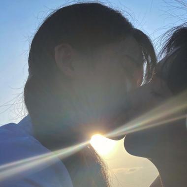 秀恩爱接吻情侣头像高清超甜的接吻情头一对两张图片