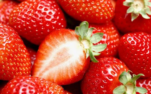 美味多汁的草莓,水果微距摄影 iphone 壁纸