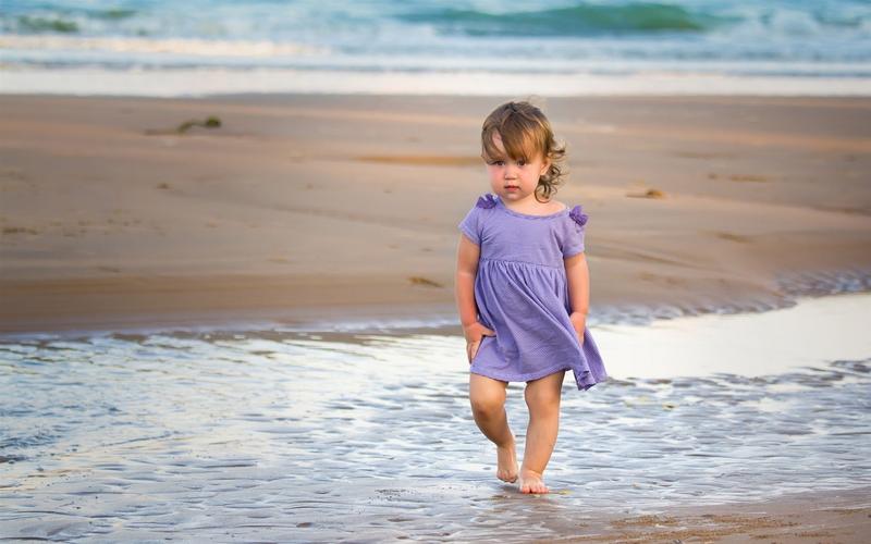 可爱的小女孩,海滩,海 iphone 壁纸