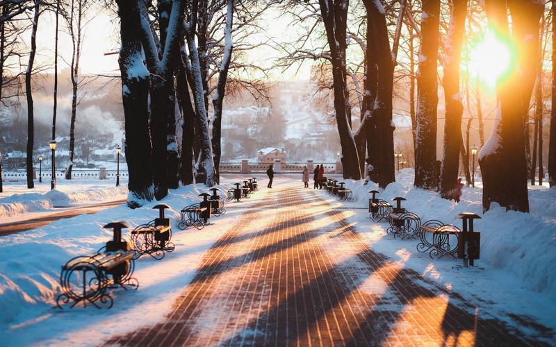 壁纸 俄罗斯,卡卢加,冬天,公园,雪,长凳,树,日出