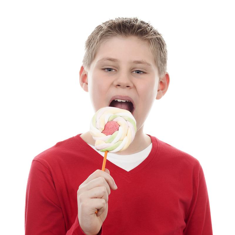 男孩吃大棒棒糖,美丽快乐男孩吃大棒棒糖的肖像
