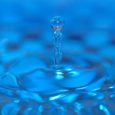 透明水滴头像一滴水水滴特写素材图片