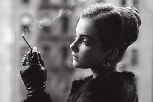吸烟图片女人唯美背影 唯美欧美伤感女生抽烟图片