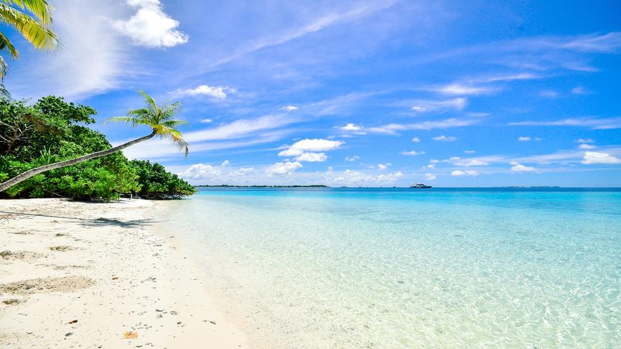 蓝色海滩图片高清自然风景桌面壁纸