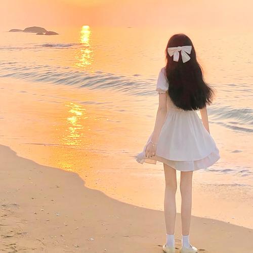 好看的日落闺蜜头像:少女的梦里,有大海,有日落,有蝉鸣不止的夏天,有