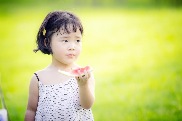 小女孩吃西瓜壁纸