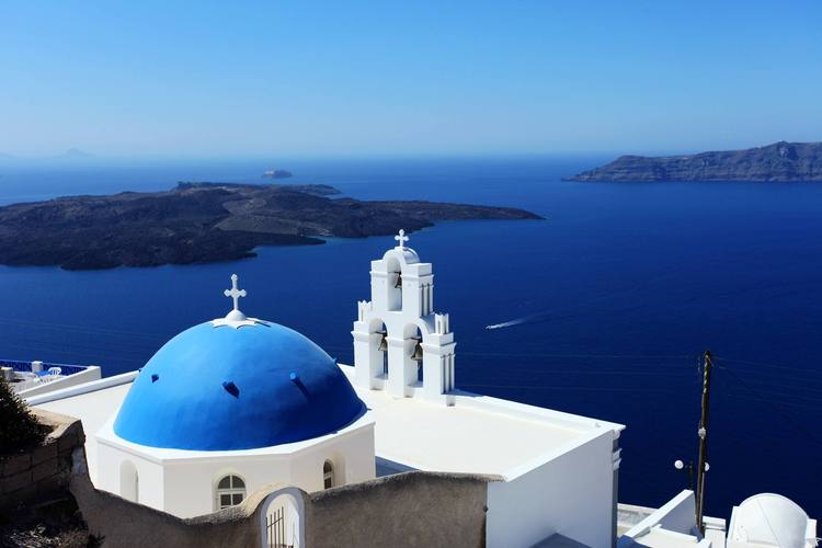 p>爱琴海是希腊半岛东部的一个蓝色系海洋,南抵克里特岛,属地中海的