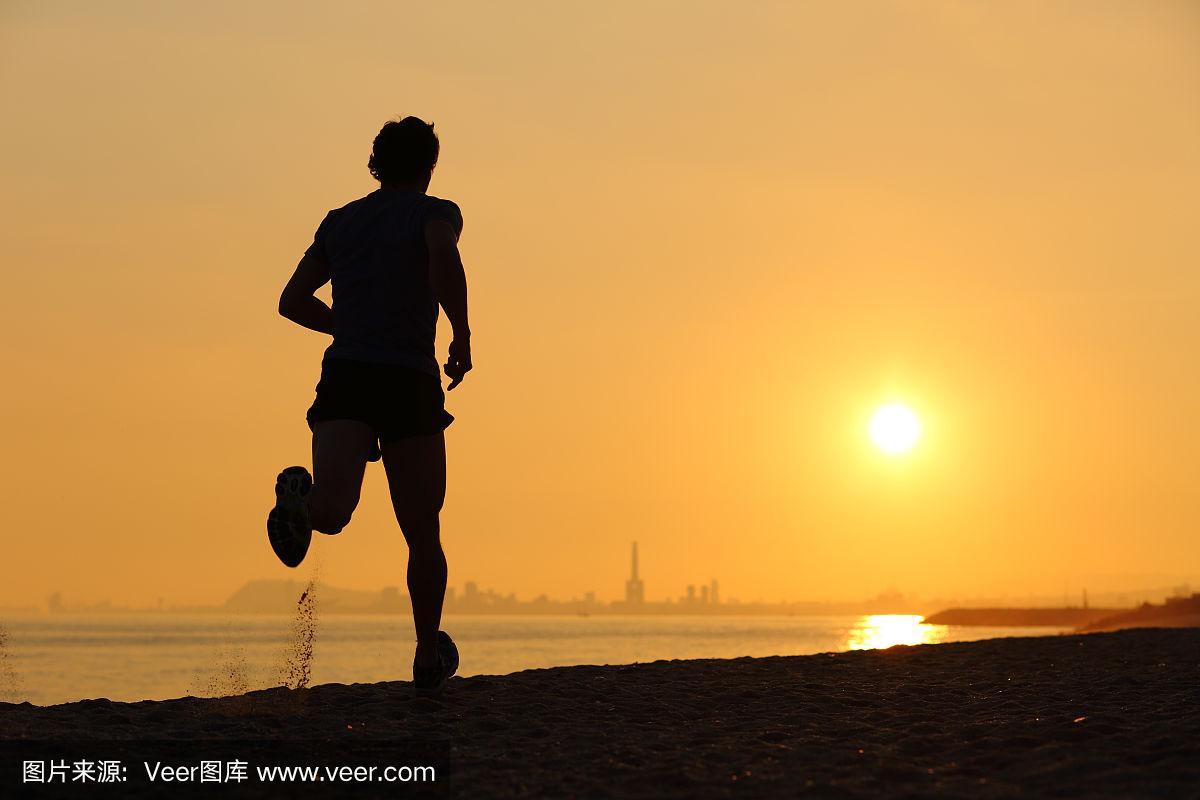 夕阳西下,一个男人在海滩上奔跑
