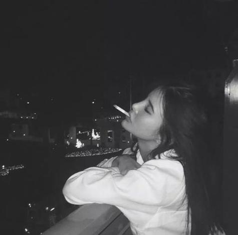女生抽烟喝酒的头像真人