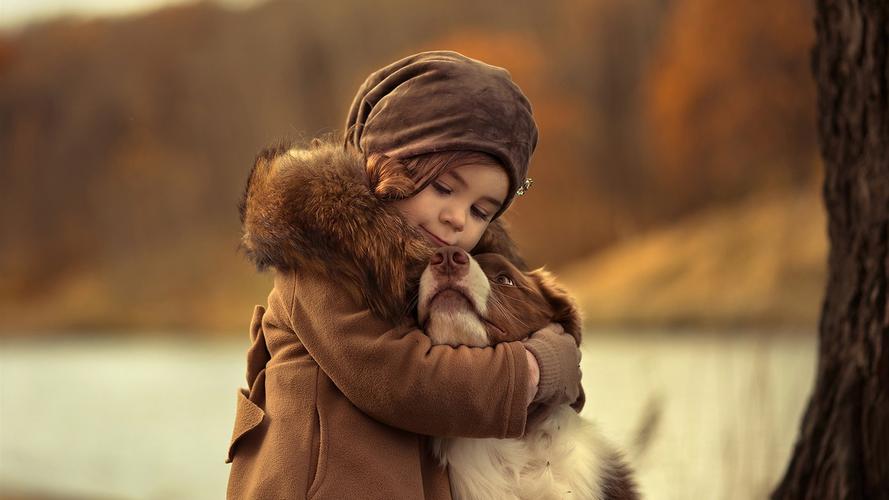 可爱的小女孩拥抱一条狗 iphone 壁纸