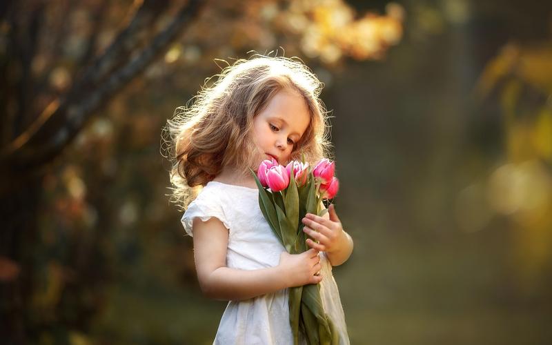 壁纸 可爱的小女孩和粉红色的郁金香