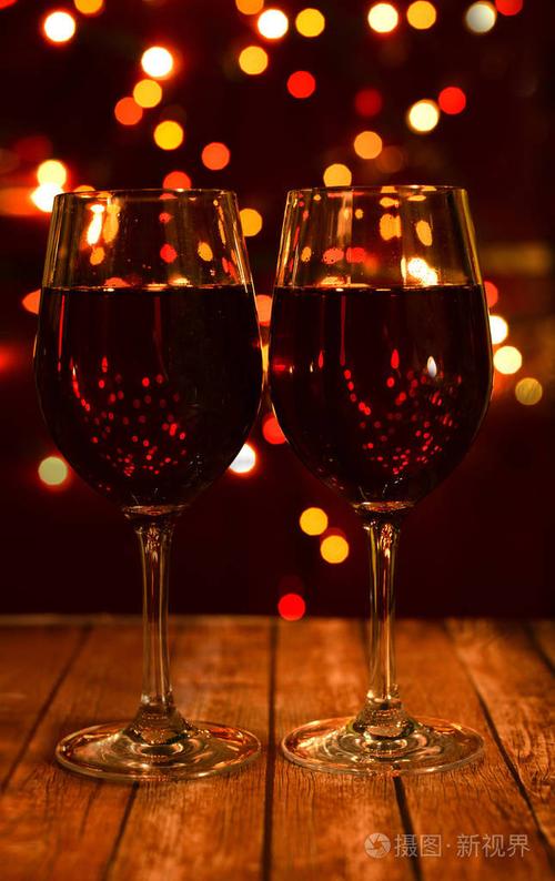 葡萄酒或香槟酒的节日酒杯