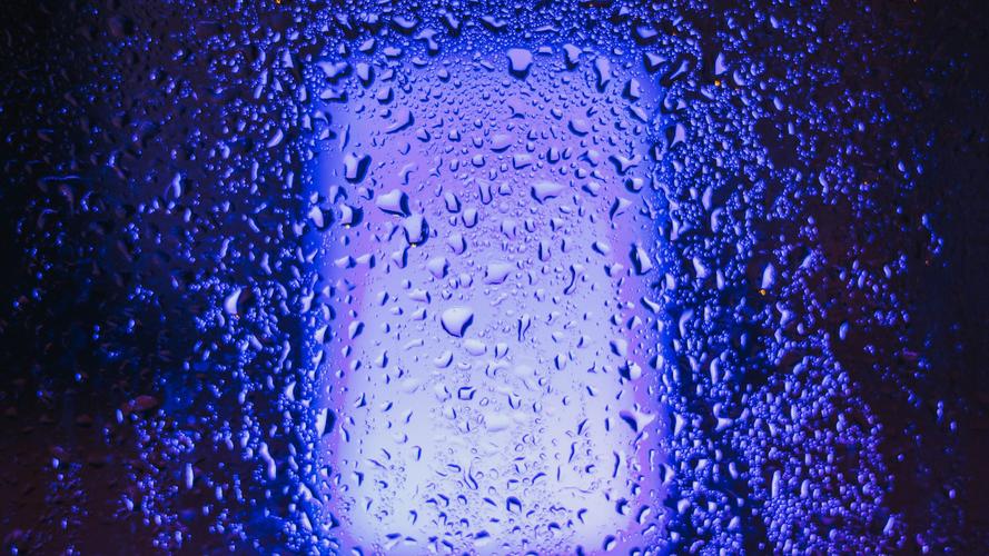 蓝色系仙气背景图 玻璃表面的水珠壁纸