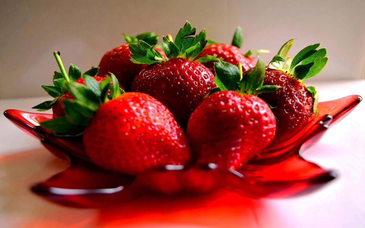 草莓唯美高清宽屏桌面壁纸图片