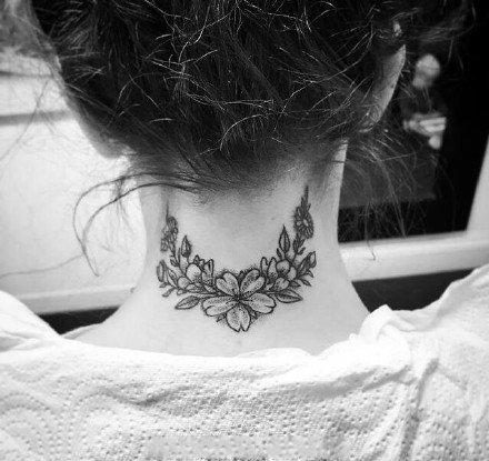 女孩子颈部的小清新纹身图片女生脖子纹身6