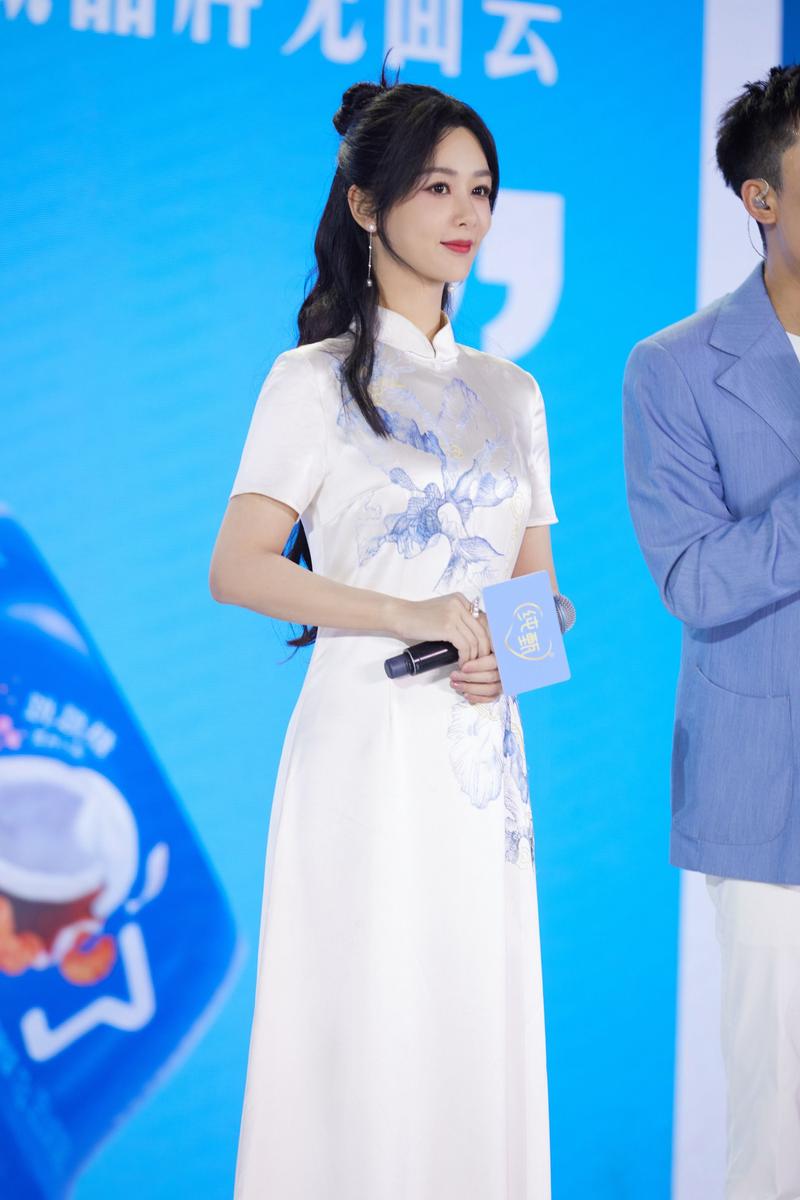 杨紫白色旗袍优雅时尚写真