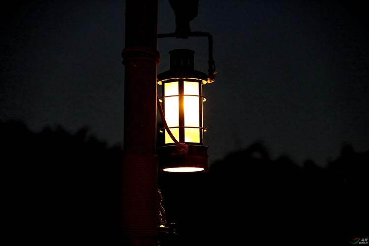 黑夜中的一盏灯