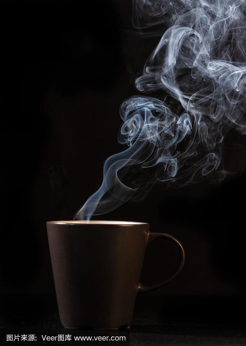 咖啡色杯子和黑色背景的烟雾