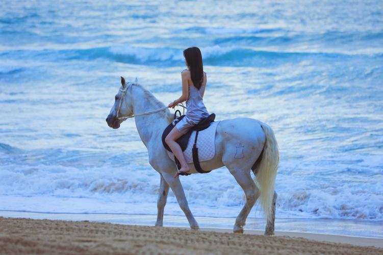 海棠湾沙滩海边骑马