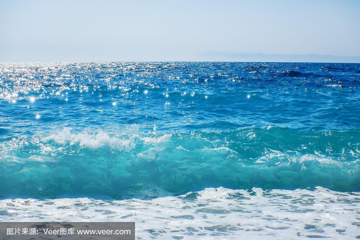 打破海浪的蓝色的海洋在沙滩上夏天的背景