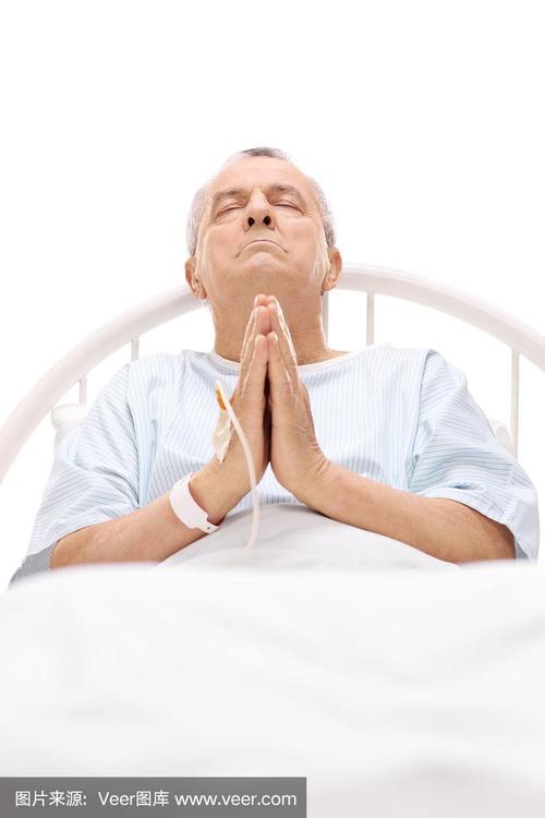 老病人在病床上祈祷
