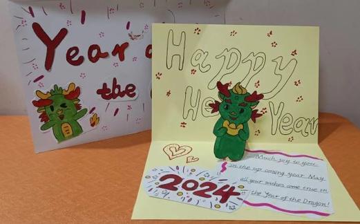 四年级同学们制作的关于龙年的新年贺卡可谓是精彩纷呈.