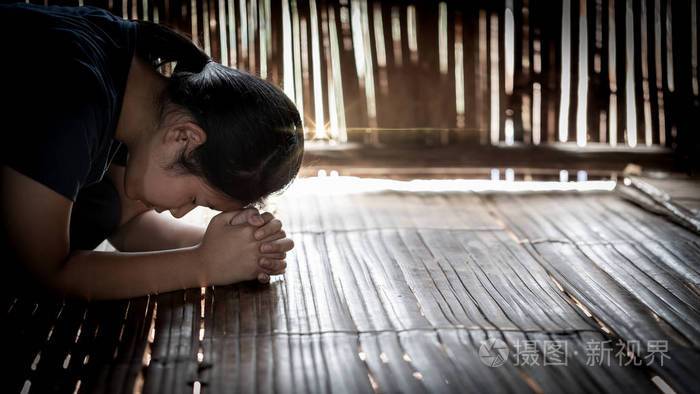 女孩在为基督教祈祷时身体背景模糊