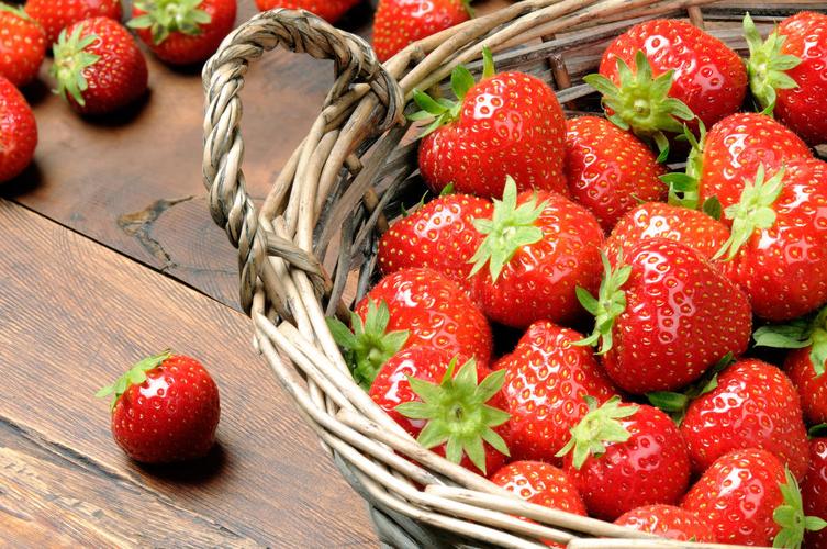 草莓在木桌上的篮子里
