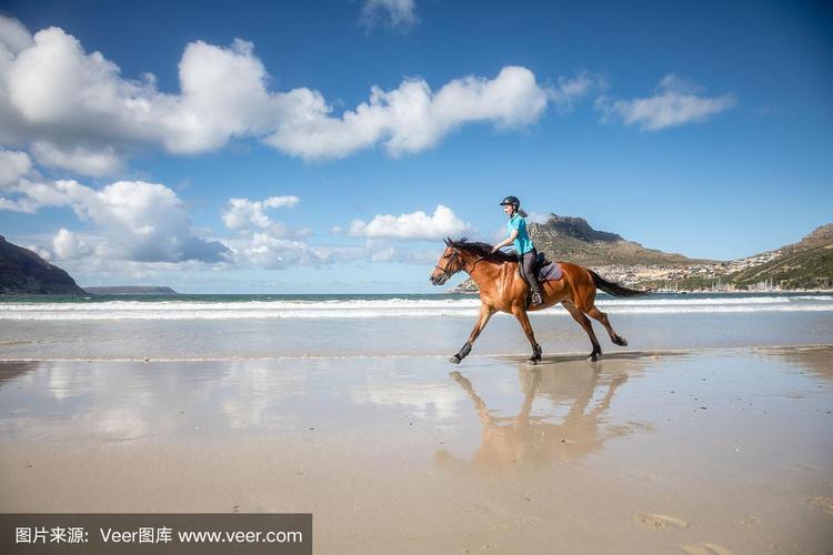 一个少女骑着一匹棕色的马在海滩上小跑