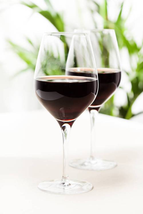 两杯红葡萄酒在白色背景上