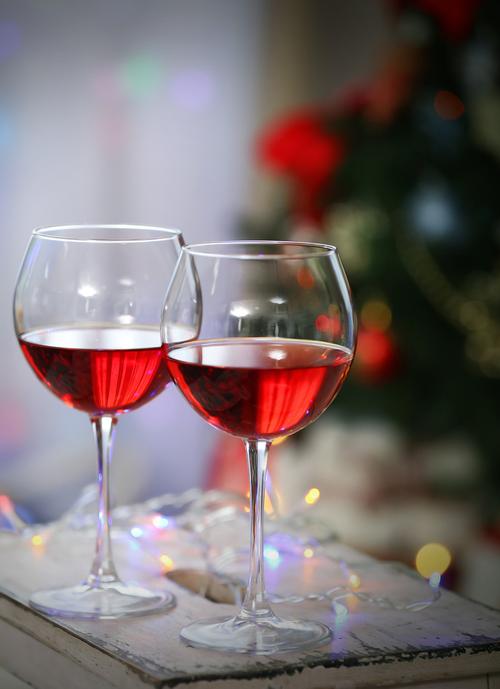 两杯红葡萄酒的圣诞装饰背景