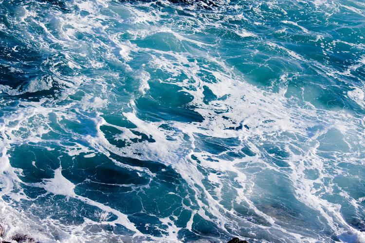 自然波涛汹涌的深蓝色海水背景图