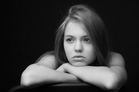 黑色和白色的肖像伤心的女孩照片