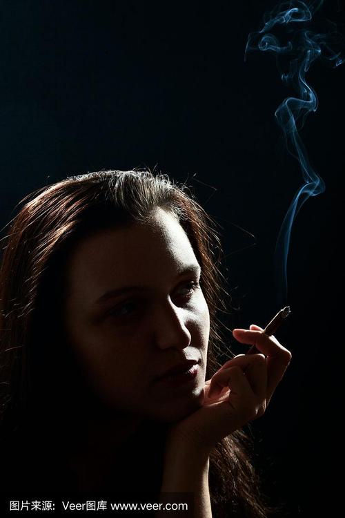女人吸烟香烟
