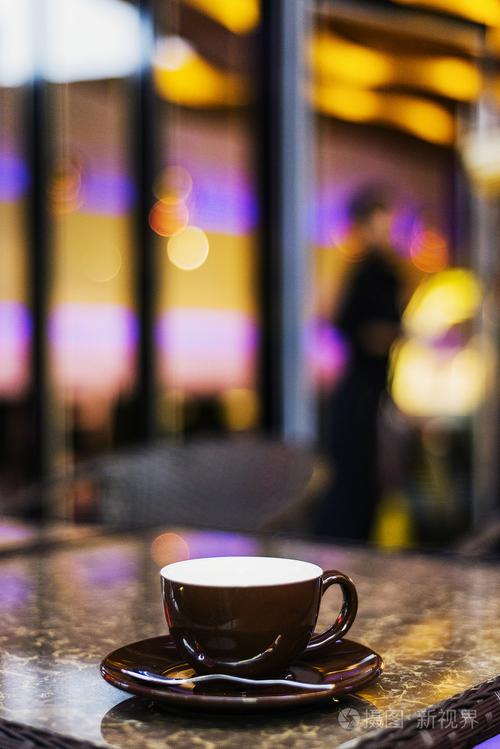 在夜间咖啡馆咖啡杯子