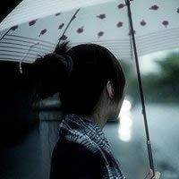 雨中撑伞女孩背影图片头像