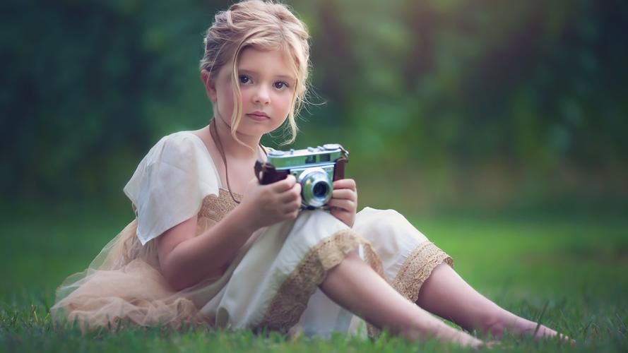 壁纸 可爱的小女孩用相机,草地