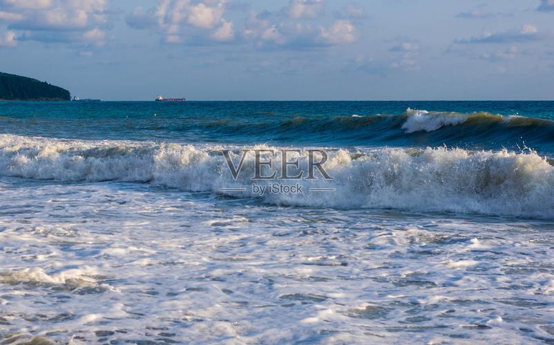 海洋景观是一个卵石海滩海浪在白色泡沫照片摄影图片