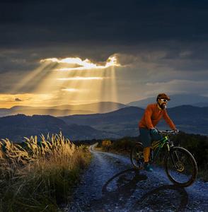 男骑自行车照片唯美图片