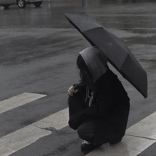 女头下雨天也要自己撑伞自调滤镜拿图二转注明dt许知书