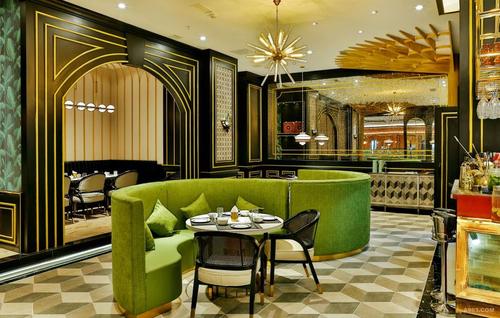 大厅区的绿色s形沙发是餐厅颜色最亮眼的地方.