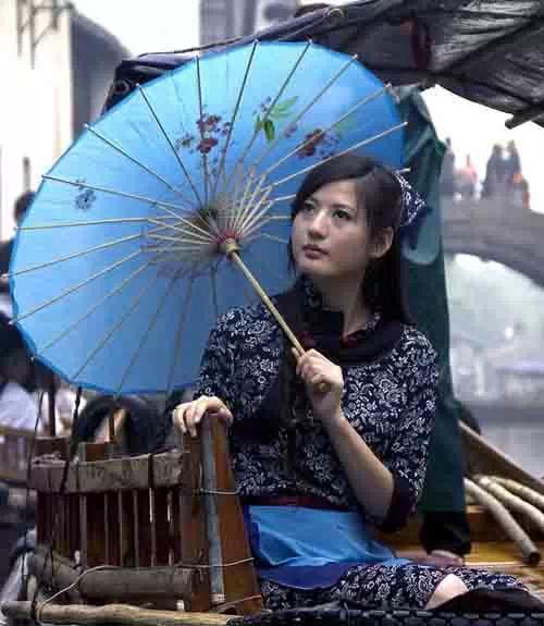 江南水乡女子撑伞唯美图片
