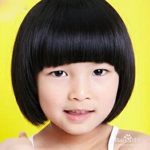 2岁小女孩很适合剪这款短发,整体造型颇为轻盈,刘海是碎剪设计,让
